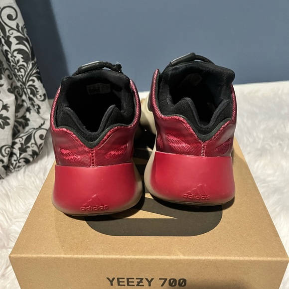 Yeezy 700 V3 “fade copper” - Picture 4 of 5